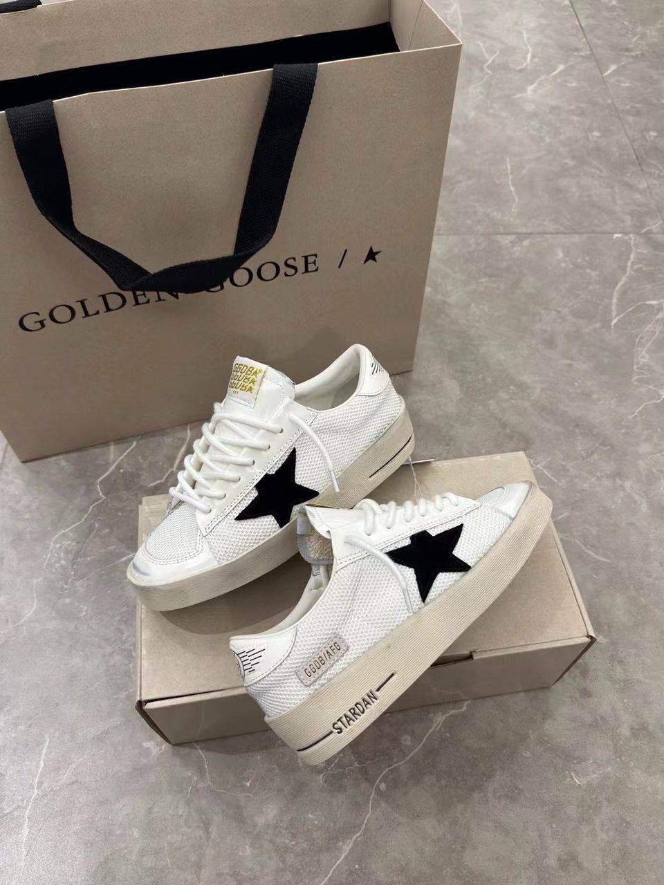 Ball Star in white with texture